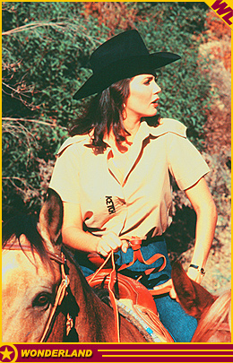 LYNDA CARTER -  1978 by Editorial Julio Korn S.A.C.I.F. /  2004 The Wonderland Collection.