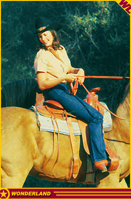 LYNDA CARTER -  1978 by Editorial Julio Korn S.A.C.I.F. /  2004 The Wonderland Collection.